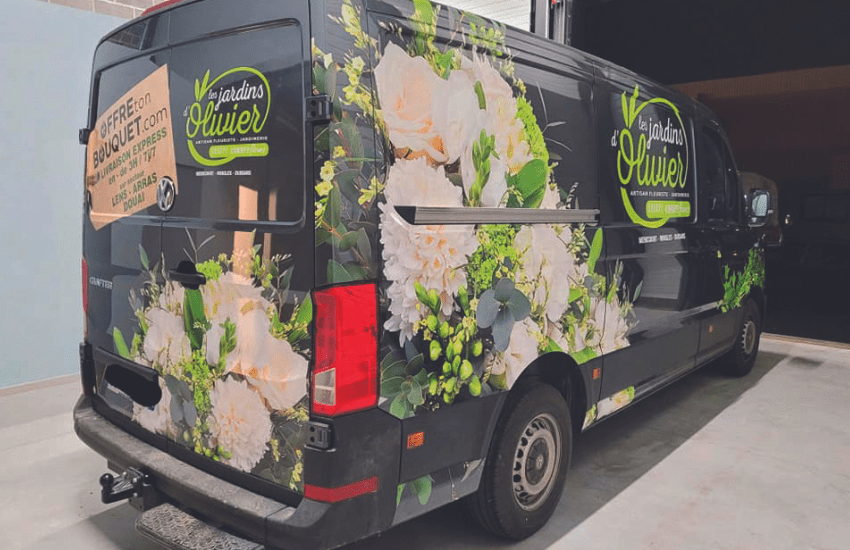 Photo d'un utilitaire avec flocage côté et arrière en total covering