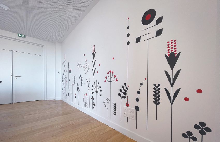 Photo d'un décoration murale avec illustrations