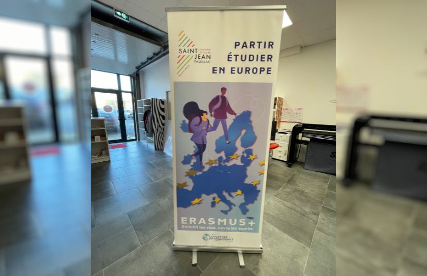 Photo d'un roll up publicitaire